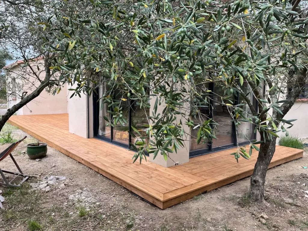 Terrasse en bois Douglas à Sorède (66) réalisée par ILLIBERIS BOIS – aménagement extérieur sur-mesure, esthétique et fonctionnel.