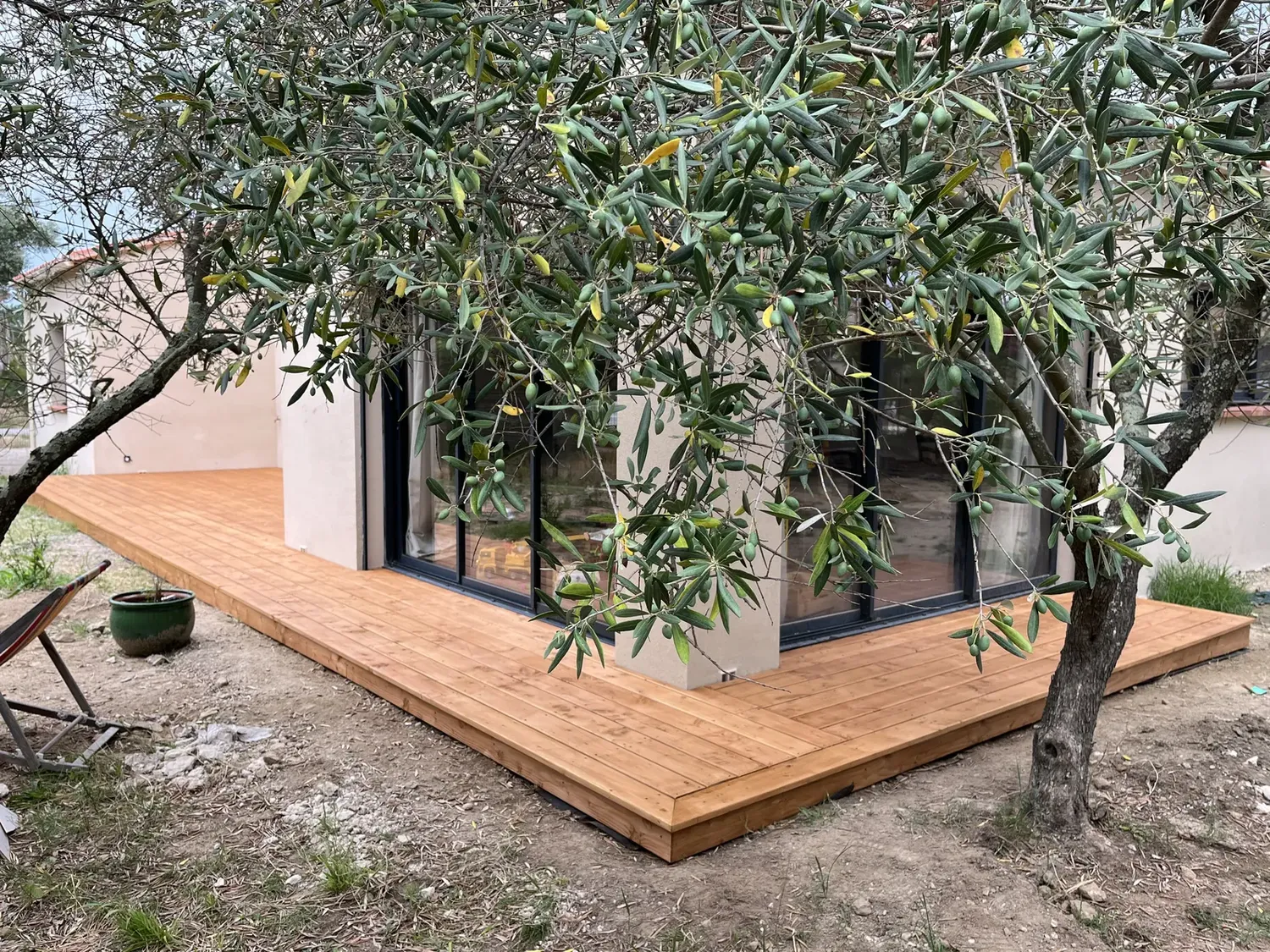Terrasse en bois Douglas à Sorède (66) réalisée par ILLIBERIS BOIS – aménagement extérieur sur-mesure, esthétique et fonctionnel.